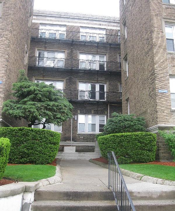 2nd image of 1638 Comm Ave APT 16