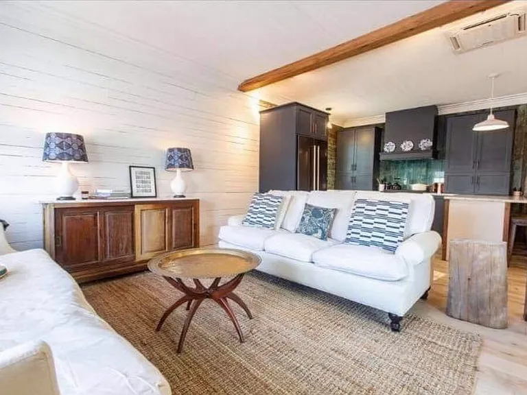 Open floor plan / sitting room