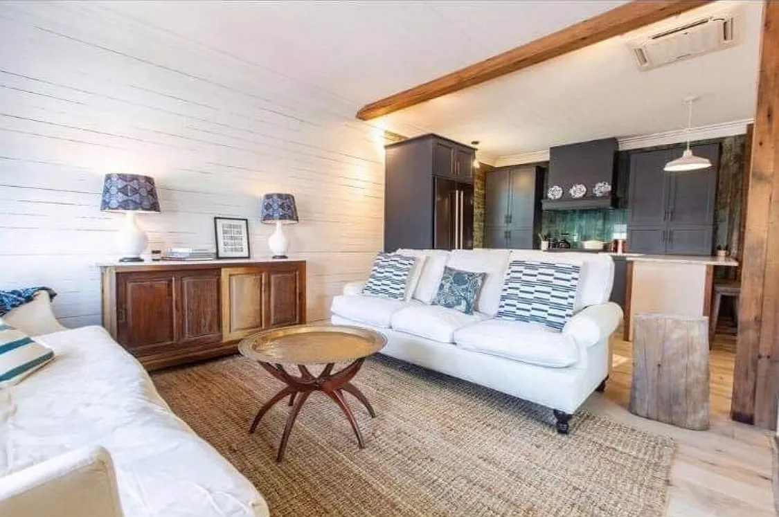 Open floor plan / sitting room - 49 Poinsett St
