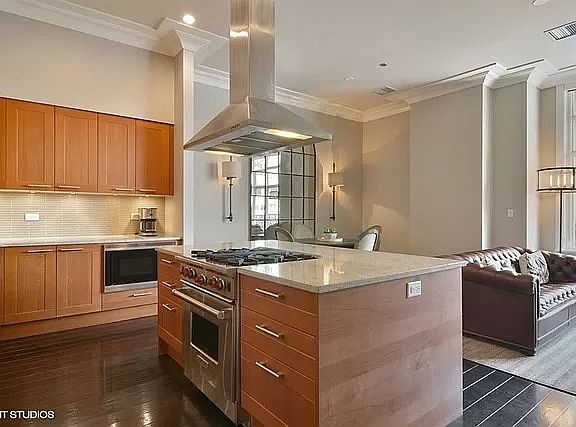 5th image of 2550 N Lakeview Ave Unit S303