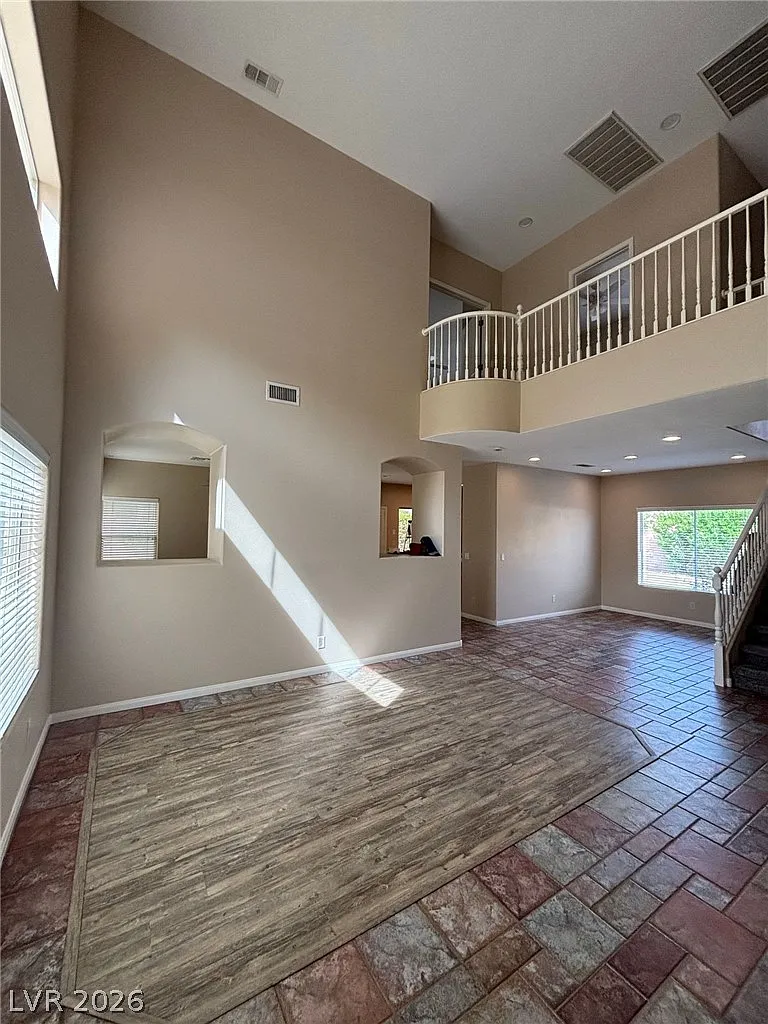5 bed, 3.0 bath, 2390 sqft, $2,995 — Photo 3
