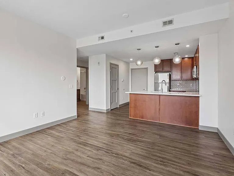 Midtown Crossing Apartments — Photo 103