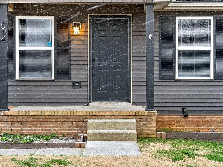 514 Gainey Dr — Photo 2