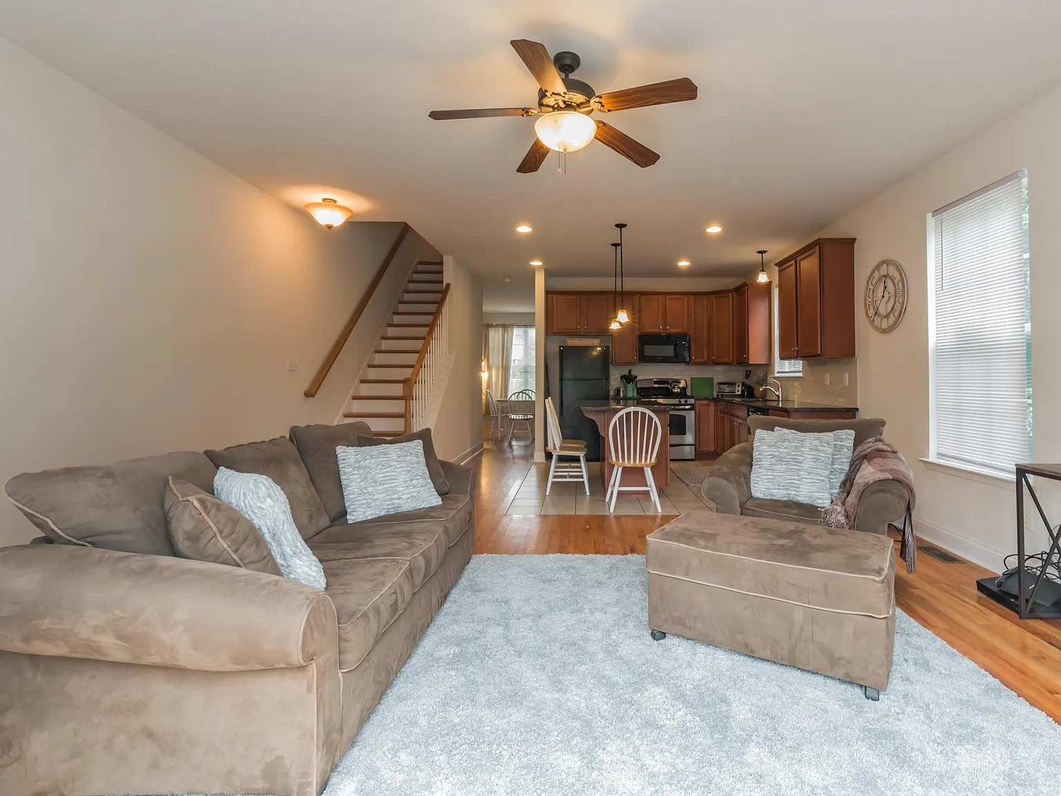 4 bed, 2.5 bath, 2500 sqft, $4,000 — Photo 2
