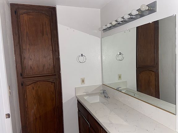 4th image of 1355 Hillandale Ave Unit 9
