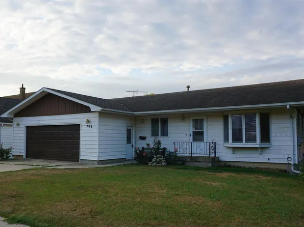 706 E 6th St, Wellsburg, IA 50680