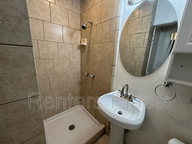 2233 N Denver Blvd — Photo 16