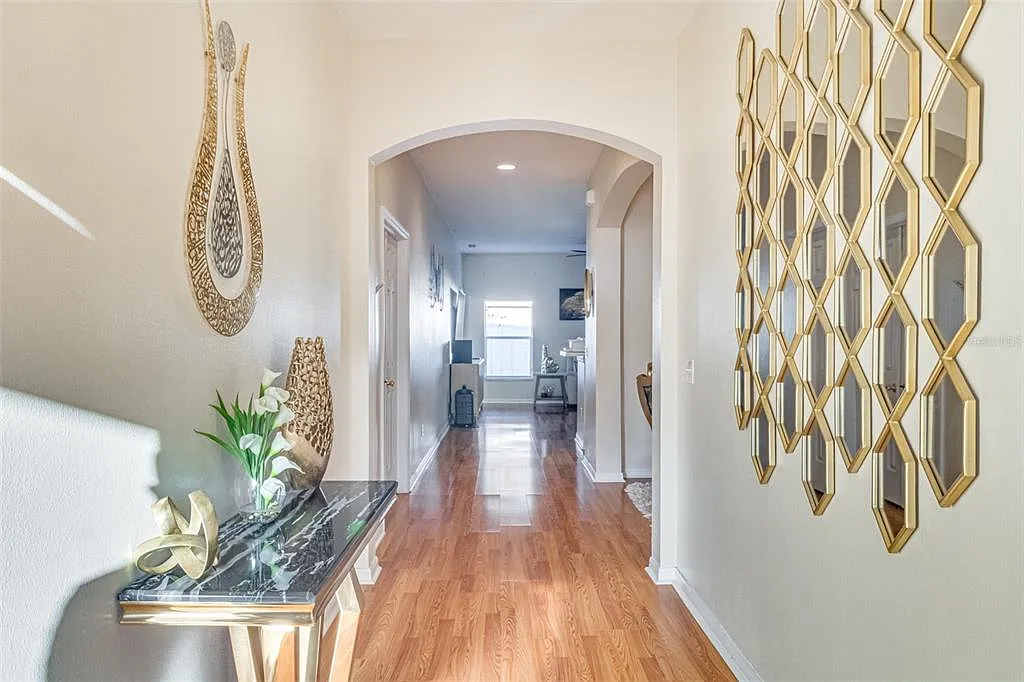 3 bed, 2.0 bath, 1841 sqft, $2,400 — Photo 3