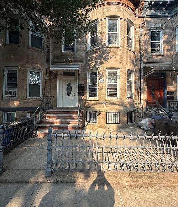 1st image of 225 Grant Ave