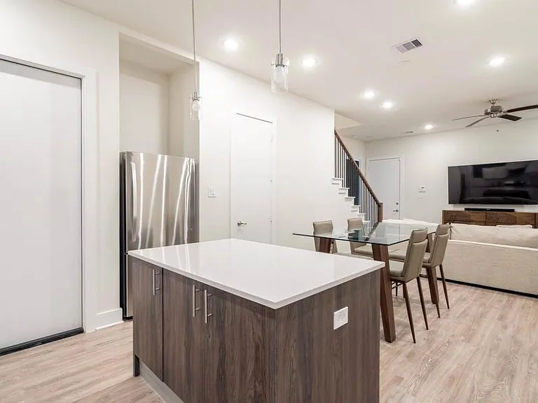 10211 Las Nubes Ave — Photo 10