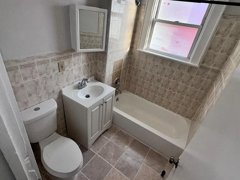 381 Leslie St #G2 — Photo 6