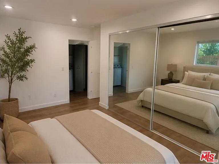 5638 Woodman Ave — Photo 6
