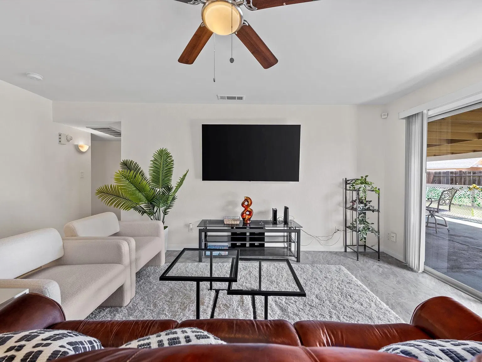 3 bed, 1177 sqft, $3,300 — Photo 3
