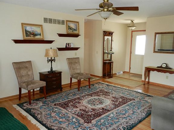 3rd image of 529 Autumn Crest Dr