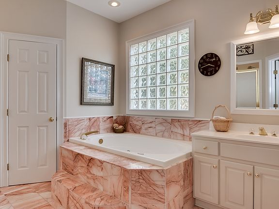 Ensuite Owner Bath -Jacuzzi