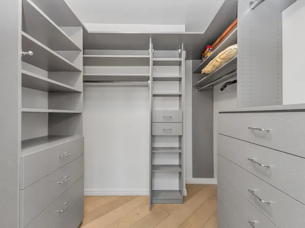 118 East 60th Street image 7 of 12