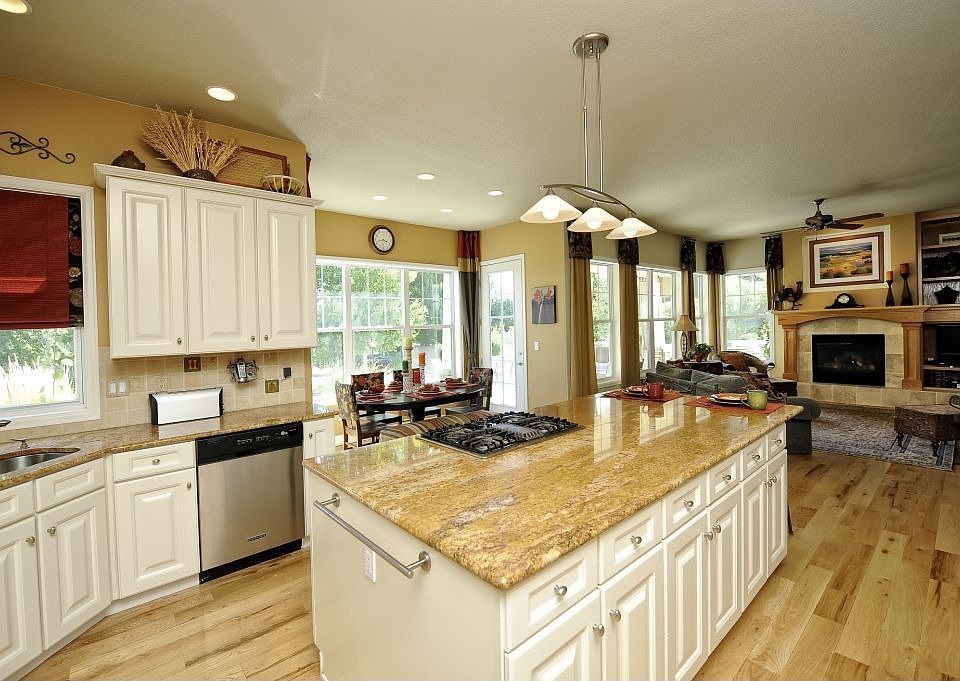 Gorgeous granite and travertine throughout