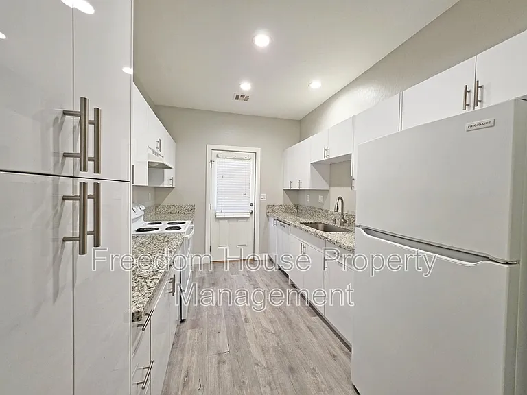 1121 Sixshooter Ave #1 — Photo 12