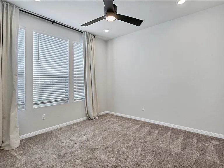 2605 Acoma Ln — Photo 32