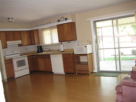 4th image of 1020 Robinette Ave