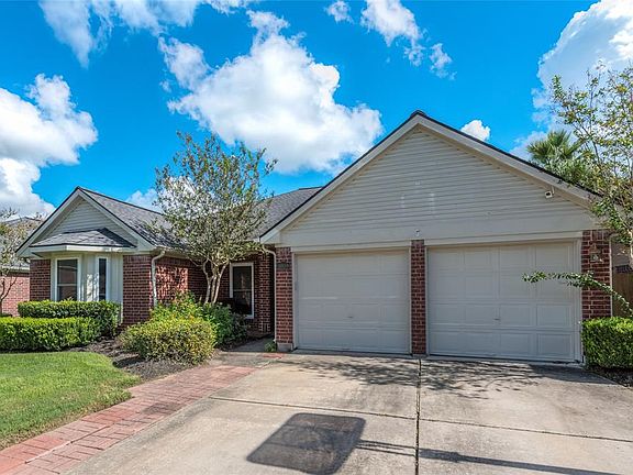 4th image of 1009 N Sunset Dr