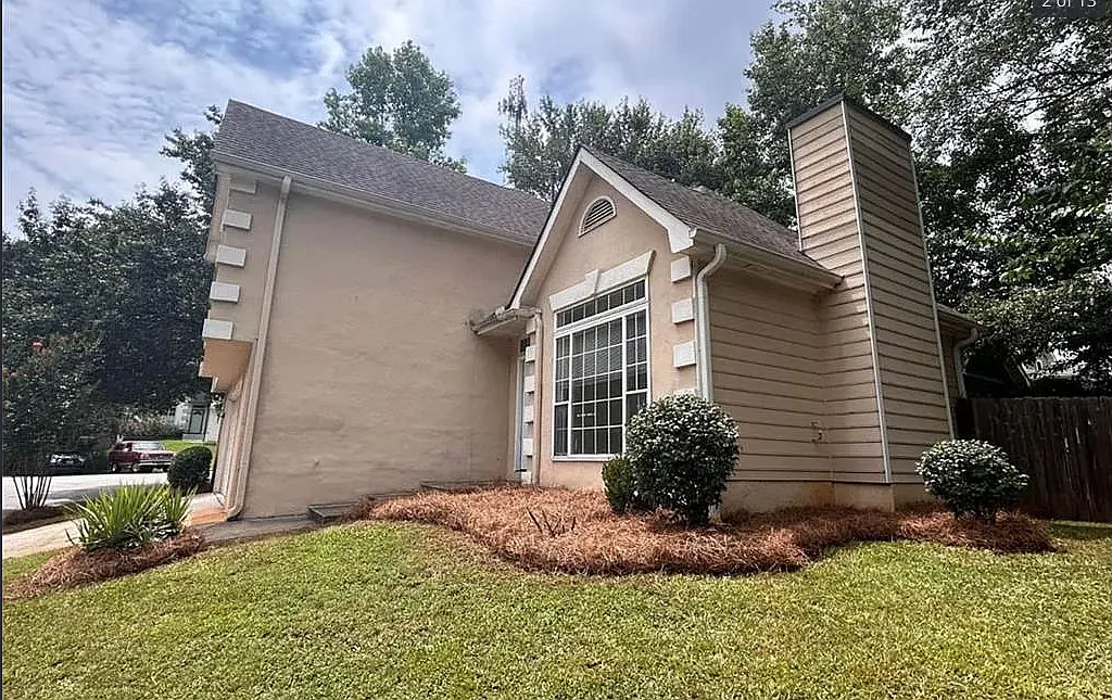 3 bed, 2400 sqft, $3,200 — Photo 2