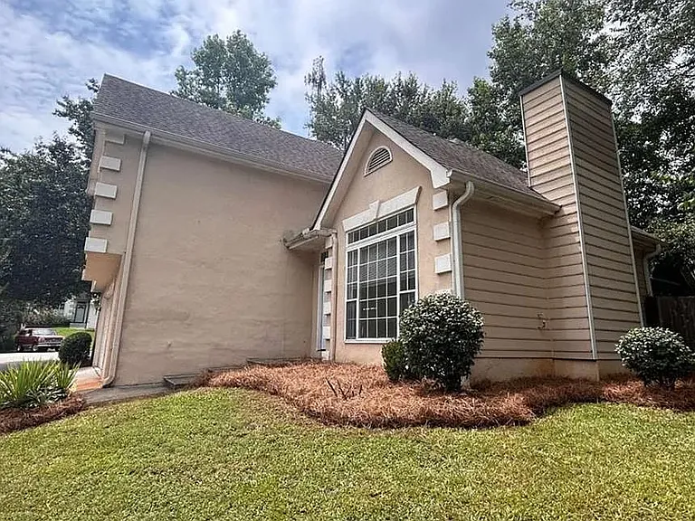 1089 Ashbury Dr — Photo 2