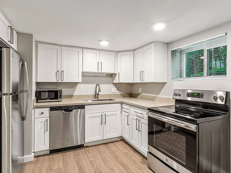15th Avenue Apartments — Photo 4