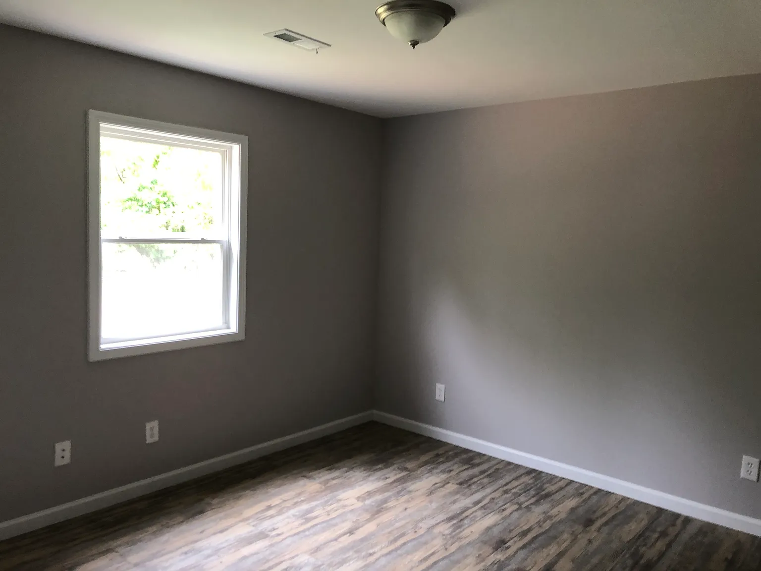3 bed, 1.5 bath, 900 sqft, $950 — Photo 2