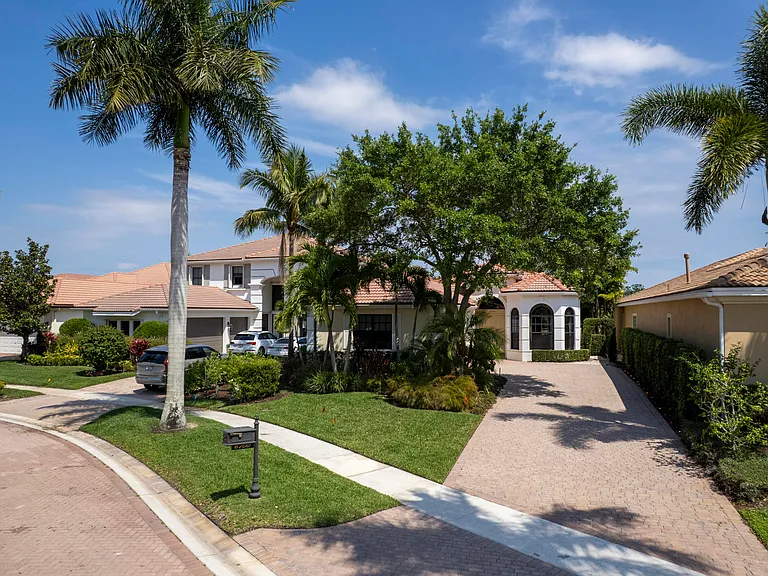 6700 Fox Hollow Dr — Photo 2
