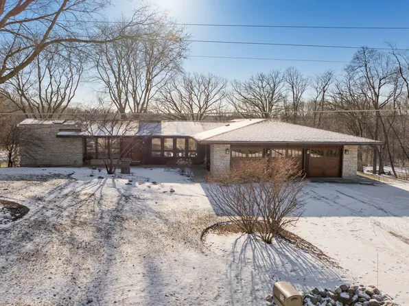 10 Acorn Dr, Hawthorn Woods, IL 60047