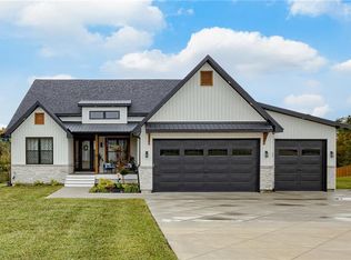 111 N Deercreek Dr, Clinton, MO 64735