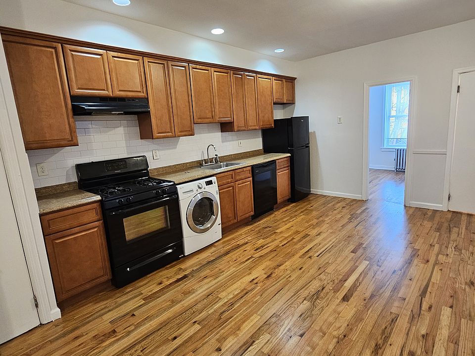 1st image of 404 Woodlawn Ave #1