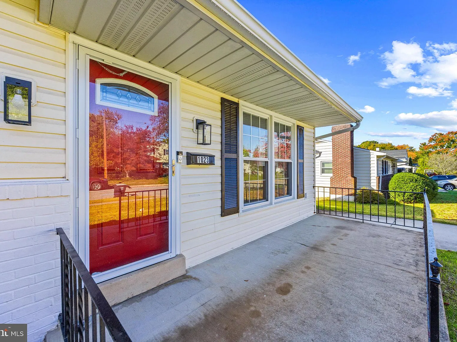 3 bed, 3.0 bath, 2222 sqft, $3,500 — Photo 2