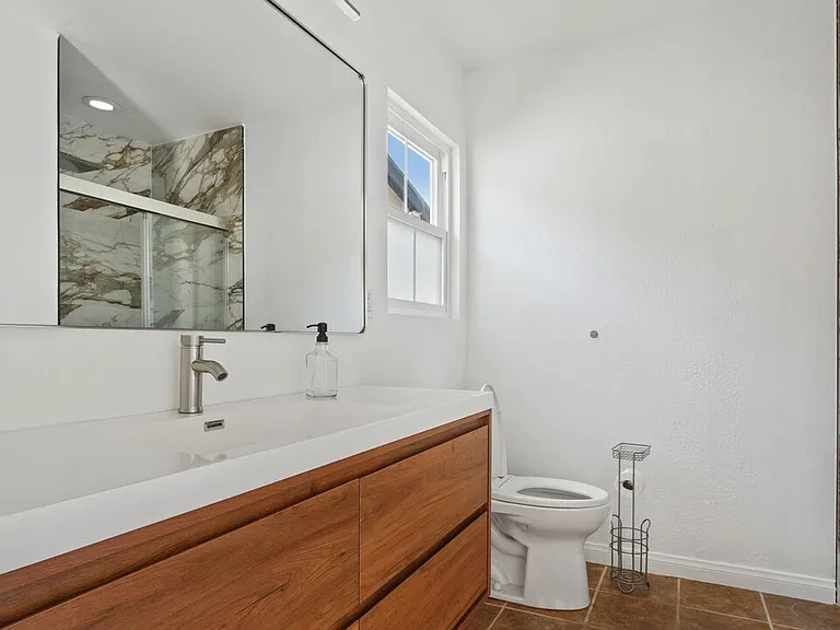 13842 Hamlin St — Photo 20