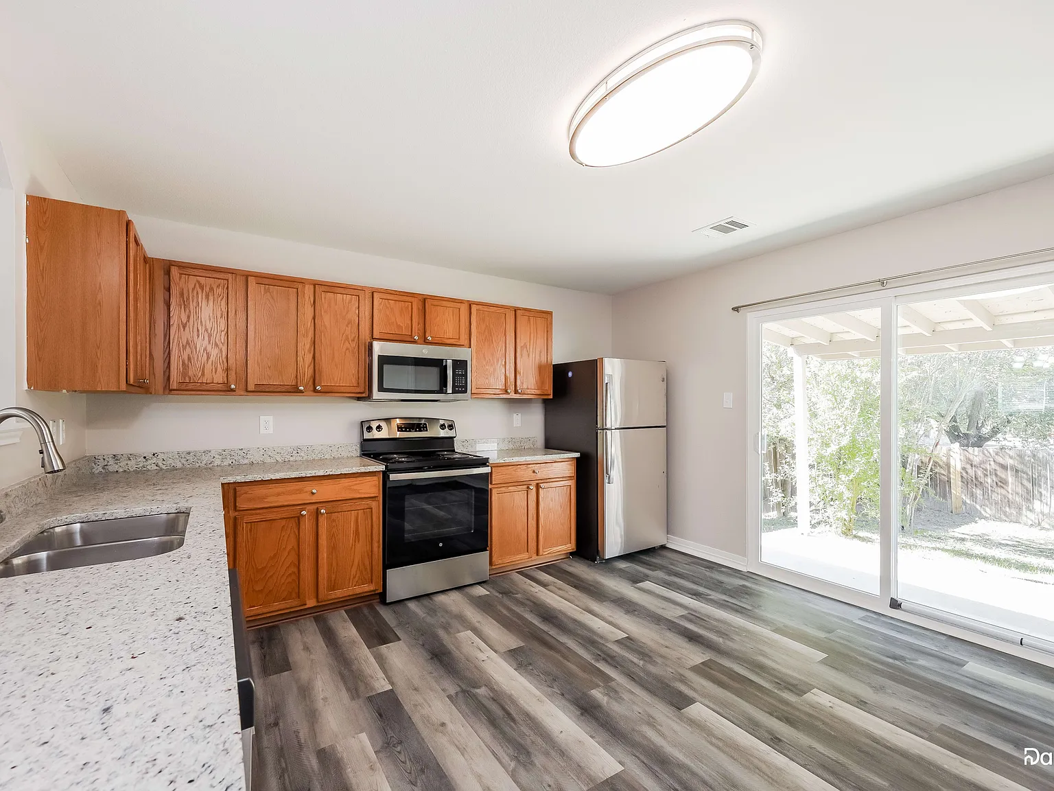 3 bed, 3.0 bath, 2054 sqft, $1,685 — Photo 4