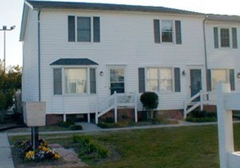 1st image of 136-6 Oakmont Dr