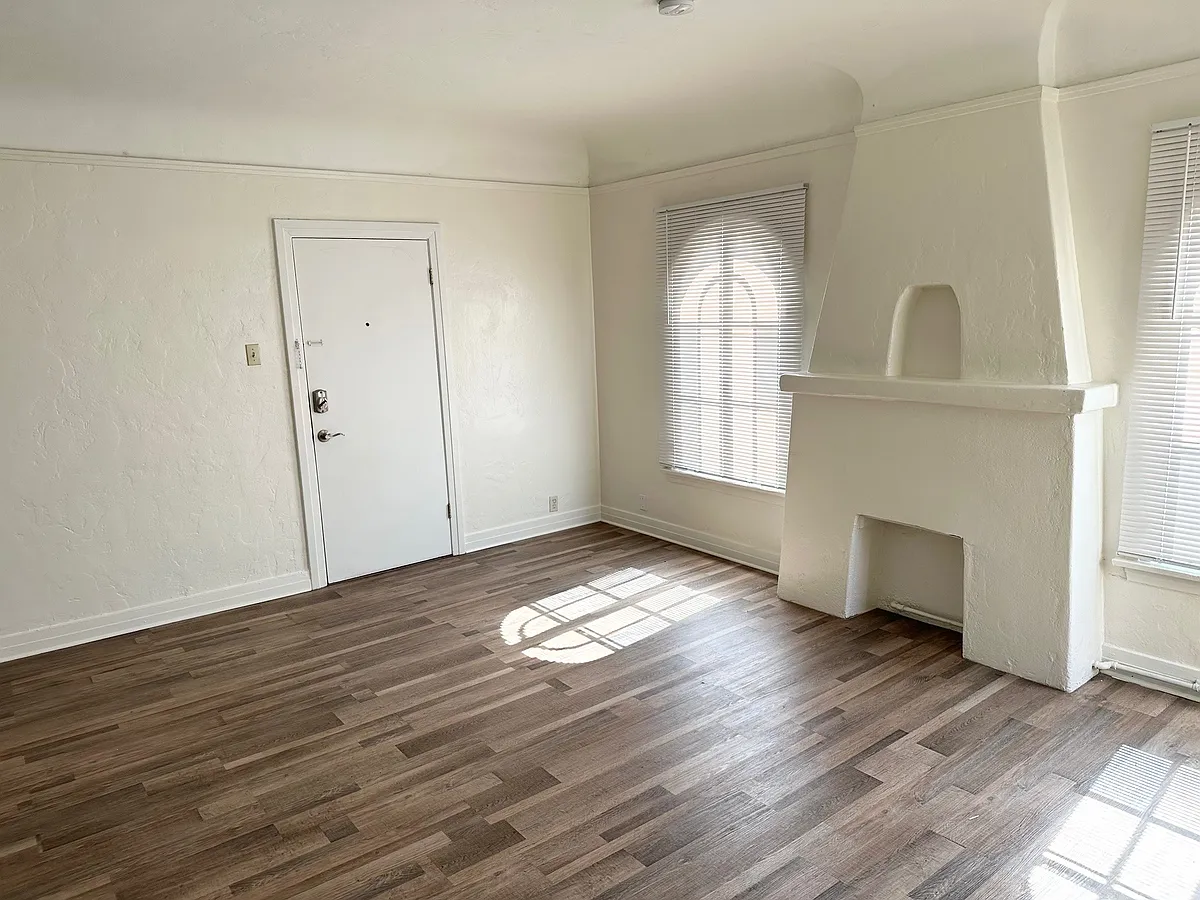 Building Photo - 541 W 5th St #208