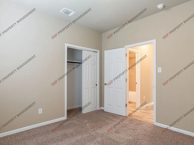 2425 Bellmont — Photo 19