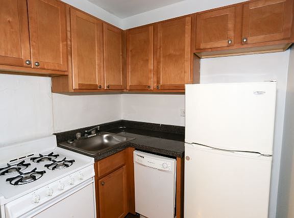 3rd image of 711 W Belmont Ave APT 105