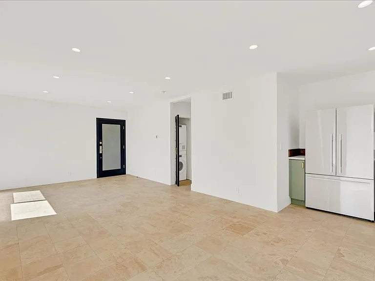 210 S Hamilton Dr #9 — Photo 6
