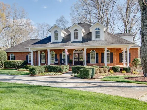 2017 Country Club Dr, Tullahoma, TN 37388