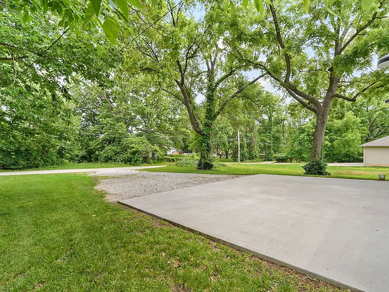1120 N Clay Ave — Photo 19