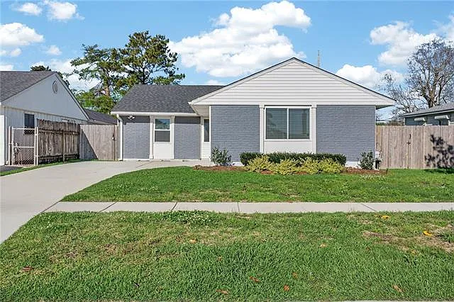 4 bed, 2.0 bath, 1391 sqft, $2,000 — Photo 1