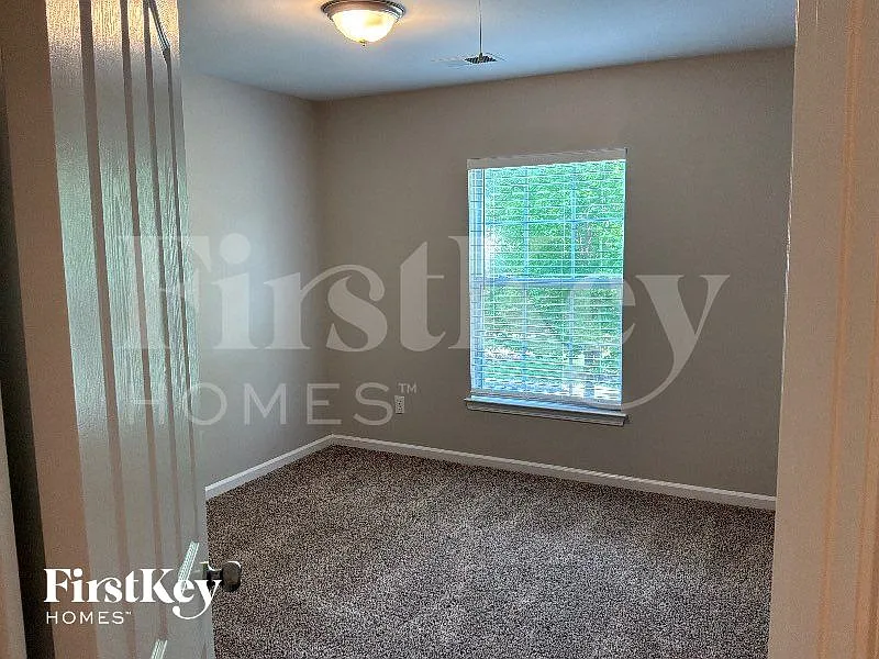4 bed, 2.5 bath, 2627 sqft, $2,750 — Photo 2