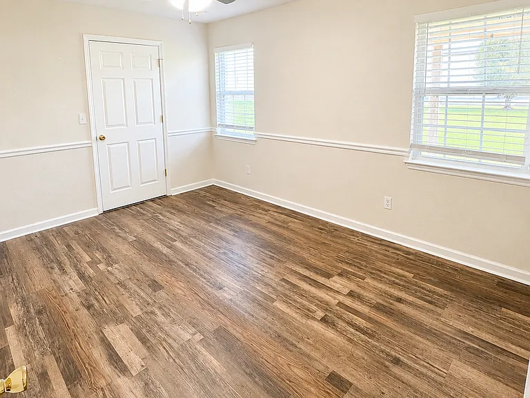 304 Flagstone Dr — Photo 6