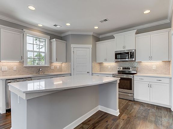 4th image of 417 Island End Ct