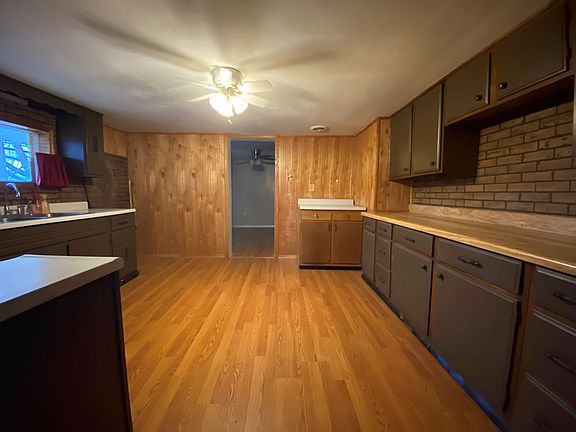 3rd image of 1355 Custus St