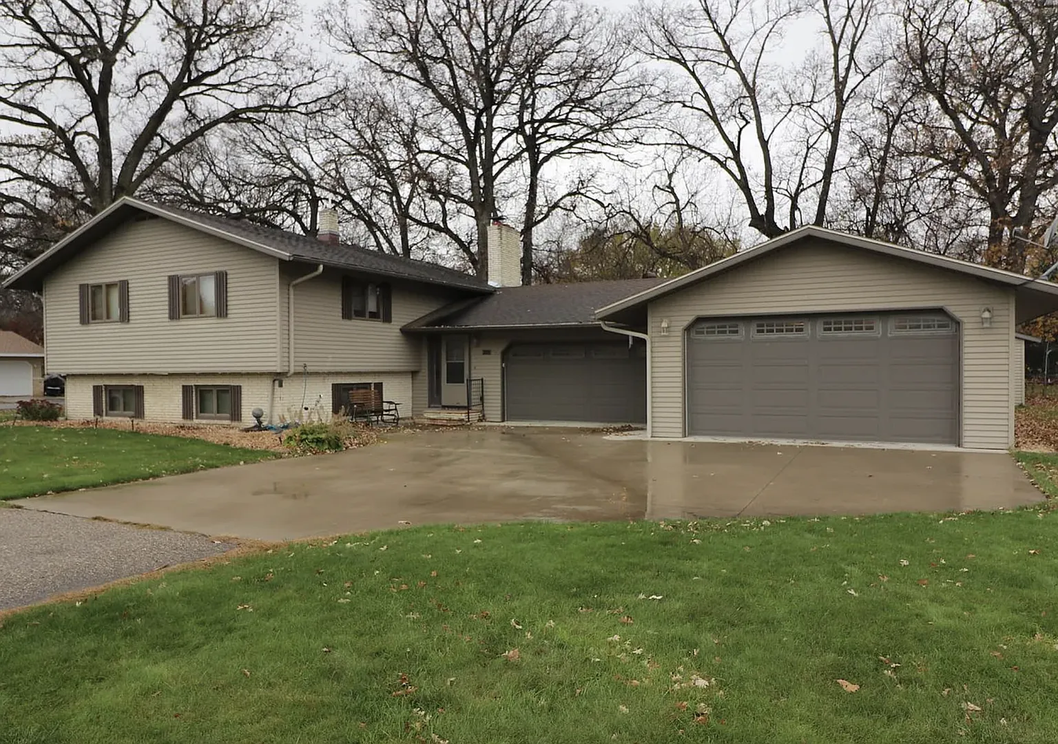 Cute 4 bedroom 2 bathroom home with 4 stall garage — Photo 1