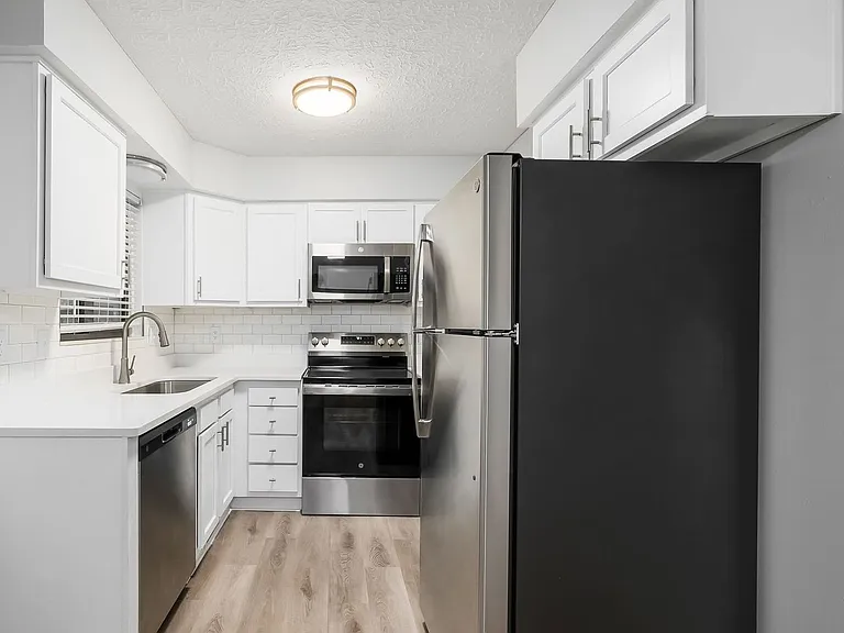 3085-3194 Griggsview Court — Photo 51